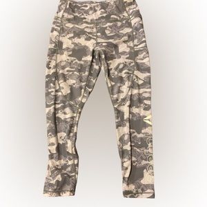 Reebok Women’s Large Grey Camo leggings with pockets
